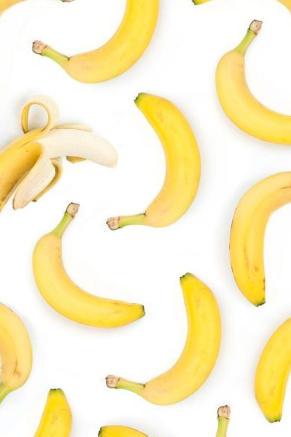 Fruta como el plátano, gracias a su contenido de azúcar, ayudará a recuperar las reservas de energía para el resto del día. Es una gran  fuente de potasio  y ayudará a combatir los calambres y fallos musculares.