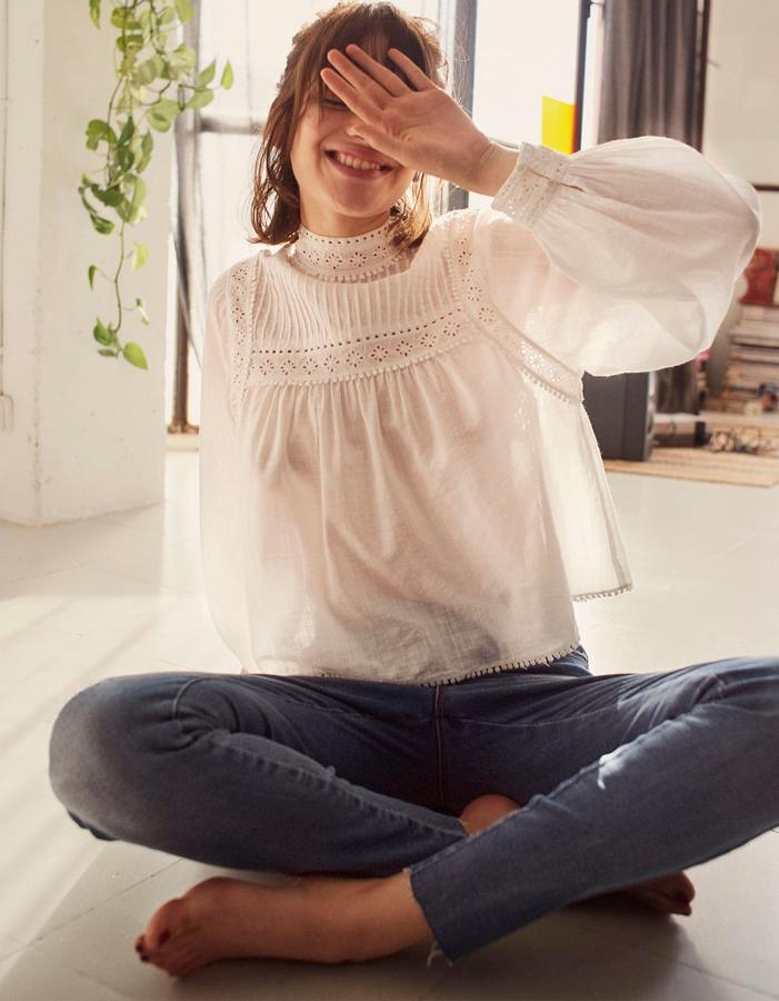 Tenemos que reconocer que la combinación de blusa blanca con un toque especial como esta de Stradivarius (19.99 euros) y vaqueros (25.99 euros) es nuestra favorita...