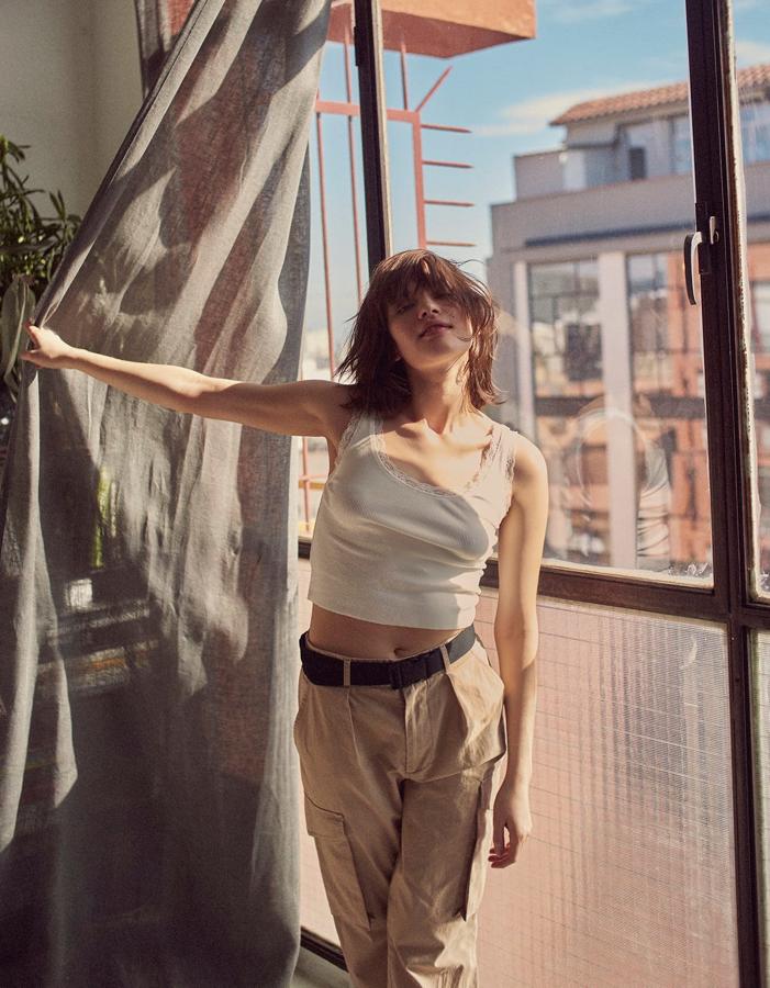 Los pantalones cargo han vuelto (25.99 euros), y esta primavera Stradivarius quiere que imites a Lara Croft y los lleves con crop tops (7.99 euros).