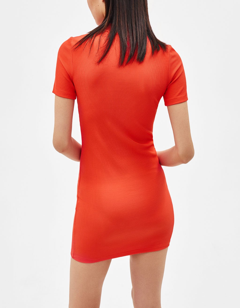 El color naranja lo está petando entre las influencers y famosas, y este vestido lo tiene todo para que lo quieras en tu armario: sexy, cómodo y low cost. Es de Bershka. (15,99 euros)