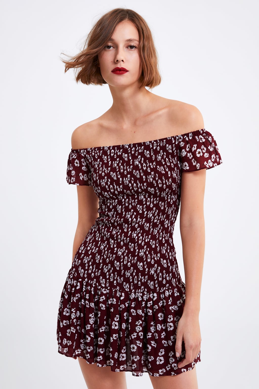 Vestido estilo campesino con estampado de flores de Zara. Cómodo y fresco para dar la bienvenida al buen tiempo. (29,95 euros).