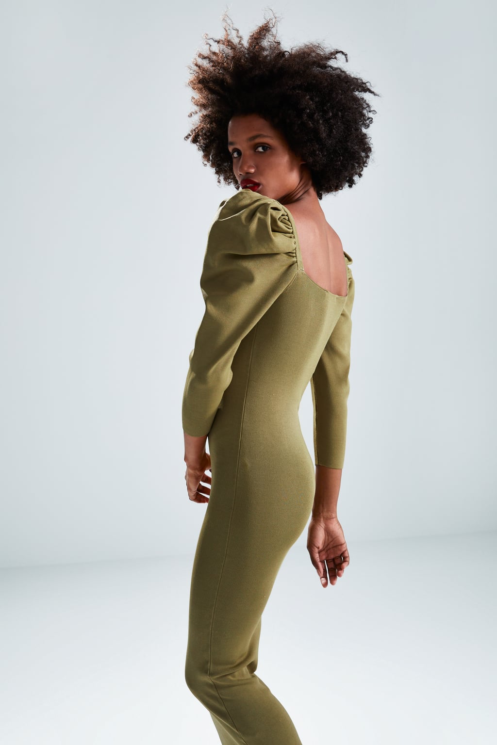 Uno de los hits de la nueva colección de Zara es este vestido midi verde oliva con las mangas abullonadas. Se adaptará a tus curvas para sacar tu versión más sexy y elegante. (39,95 euros).