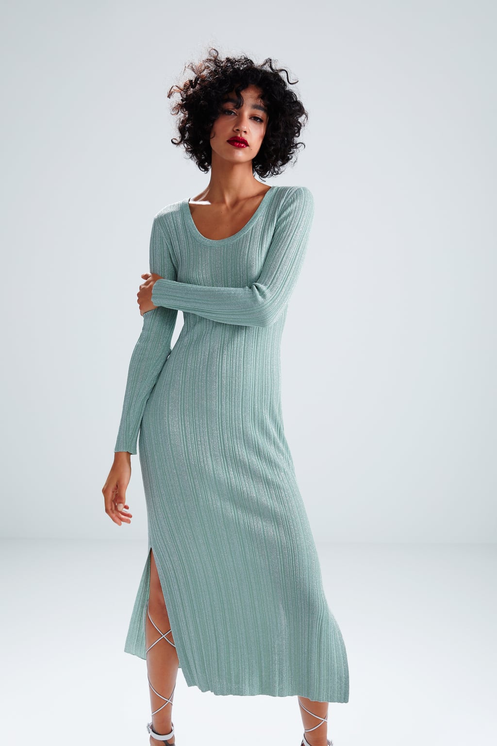 El color baby es uno de los tonos que más se va a llevar esta primavera. Ficha vestido largo de Zara que se adapta a tus curvas pero no llega a ser del todo ajustado, lo que permite una mayor movilidad y comodidad. (39,95 euros).