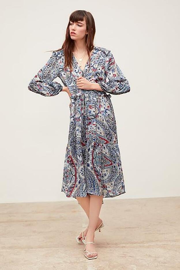 Vestido adornado con hiulo metalizado de Zara.