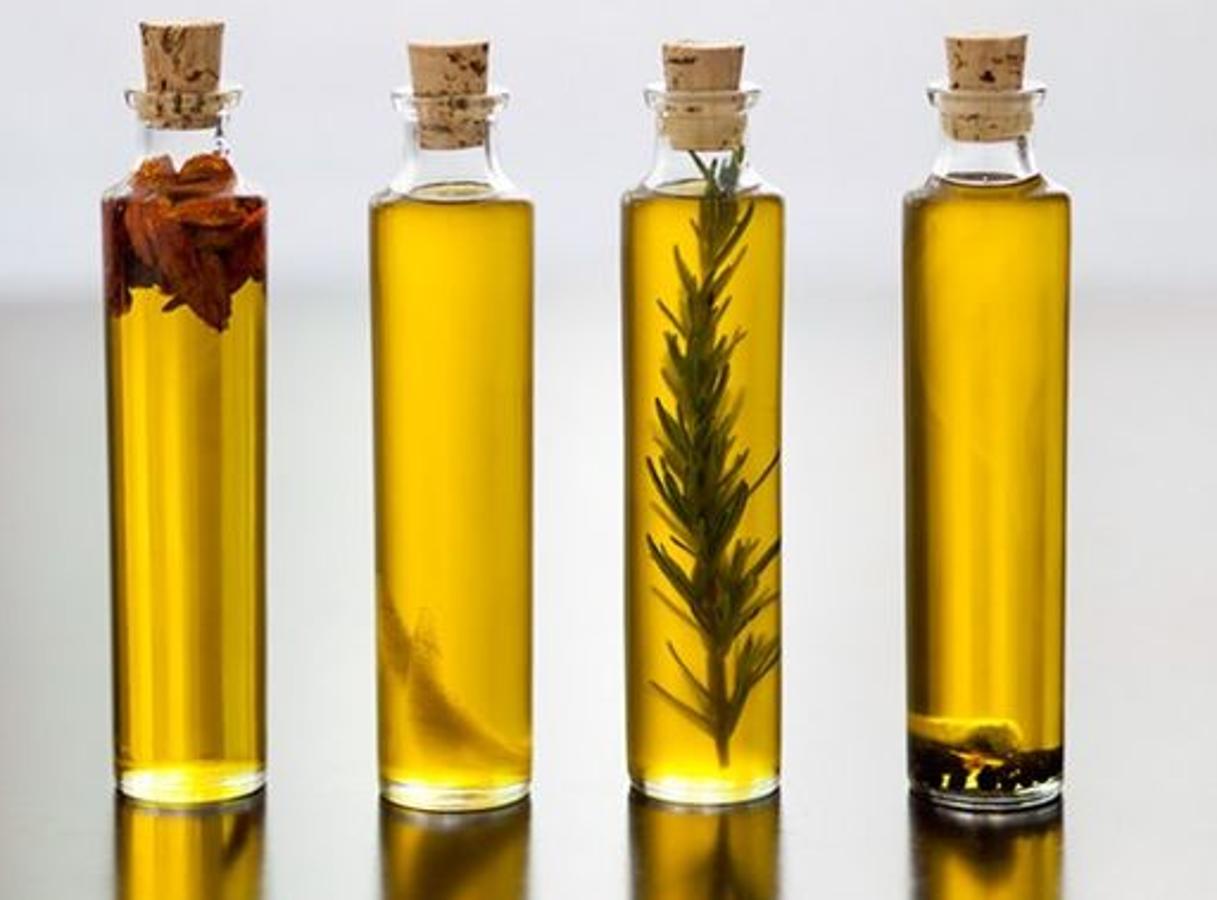 El denominado 'oro líquido' posee grandes propiedades nutricionales y un gran aporte de polifenoles y antioxidantes, especialmente cuando se trata de  aceite de oliva virgen extra . La cantidad de polifenoles varía entre los  5 y los 500 mg por cada 100g  de producto, en función de su utlización.