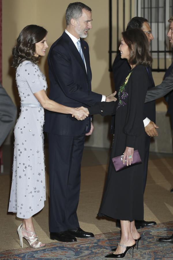 Isabel Preysler, pareja del Premio Nobel peruano Mario Vargas Llosa, tampoco ha faltado a la cita en el Palacio de El Pardo, donde ha derrochado su elegancia natural...