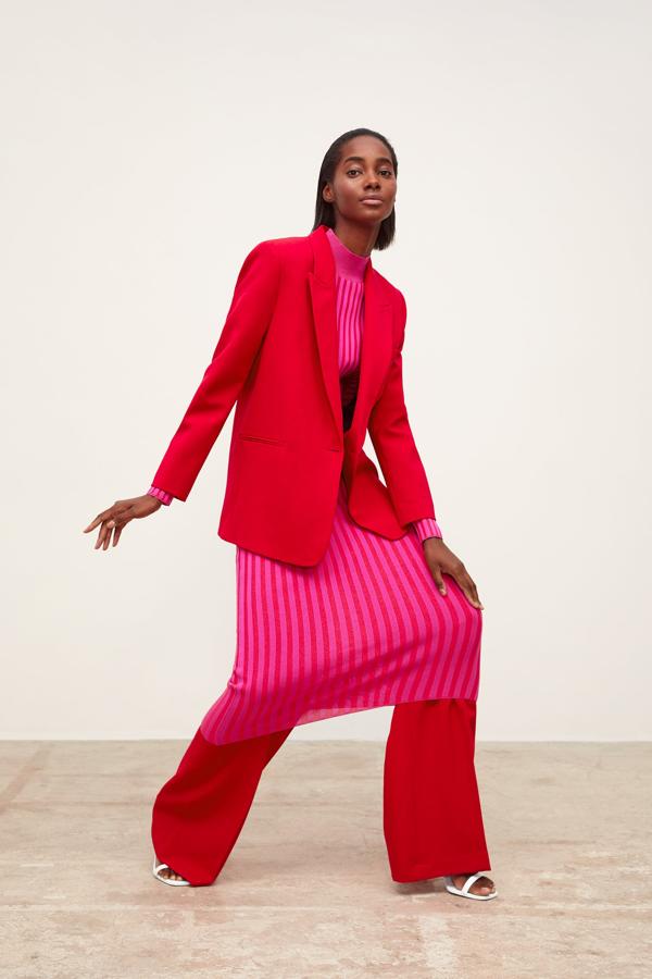 Pero el 'rosa-rojo' de Zara no es cualquier cosa: juega con los colores intensos con un fucsia explosivo, como en este look con traje de chaqueta (69.95 euros) y pantalón (29.95 euros) al que superpone un vestido de canalé con silueta lápiz (29.95 euros). Complicado, cuanto menos, y no solo por el color...