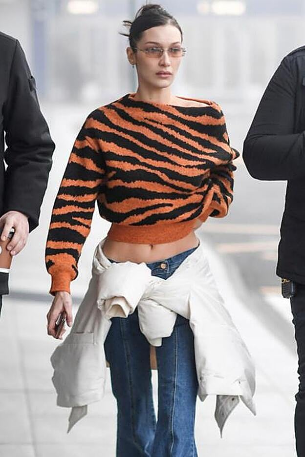Bella Hadid con el jersey animal print de Mango.