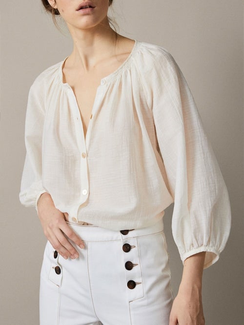 La blusa perfecta para el entretiempo. Fina y fluida para sobrevivir a las altas temperaturas que se avecinan. (49,95 euros).