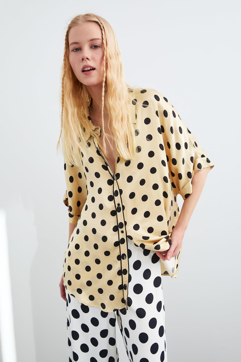 Blusa pijamera de Zara con lunares sobre un tono amarillo pastel. Una camisa sexy pero muy confortable y cool. (25,95 euros).