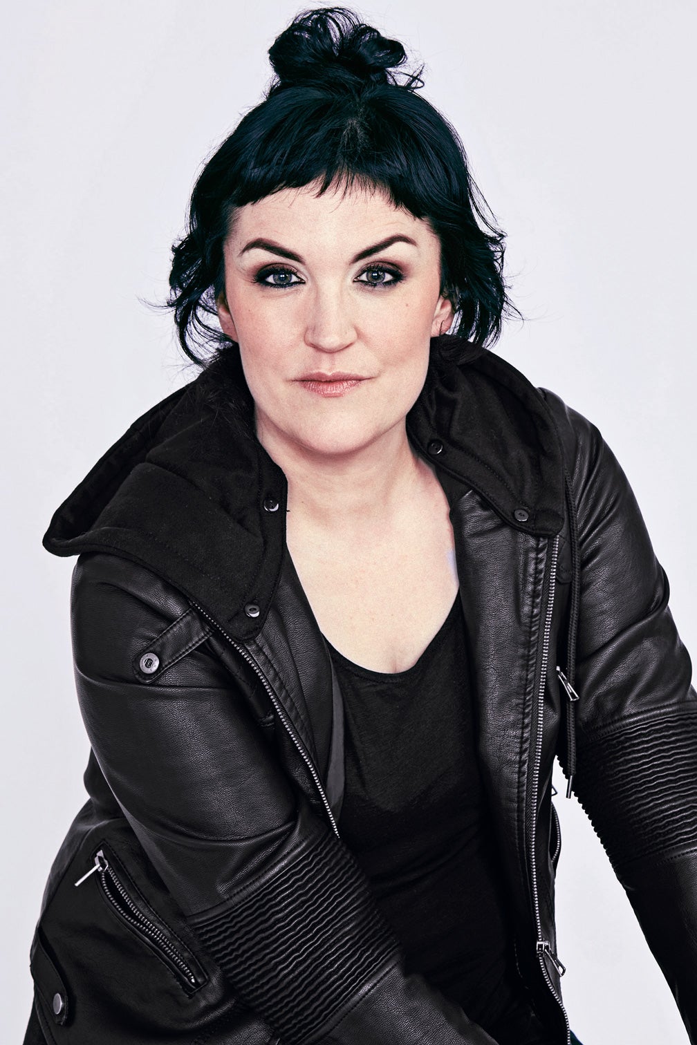 “Llevamos tres siglos de feminismo, frente a 21 de patriarcado, así que queda mucho por hacer. Nos importan poco la mujeres árabes, latinoamericanas, afrodescendientes… El año pasado, muchas no pudieron hacer huelga porque eran trabajadoras domésticas de otras que sí la hicieron. Todas tenemos diferentes miradas, pero no voy a dejar de escuchar a las abolicionistas, regulacionistas o al movimiento trans, hasta conseguir una sociedad más igualitaria. Porque si algo tengo claro es que la igualdad es imprescindible”.