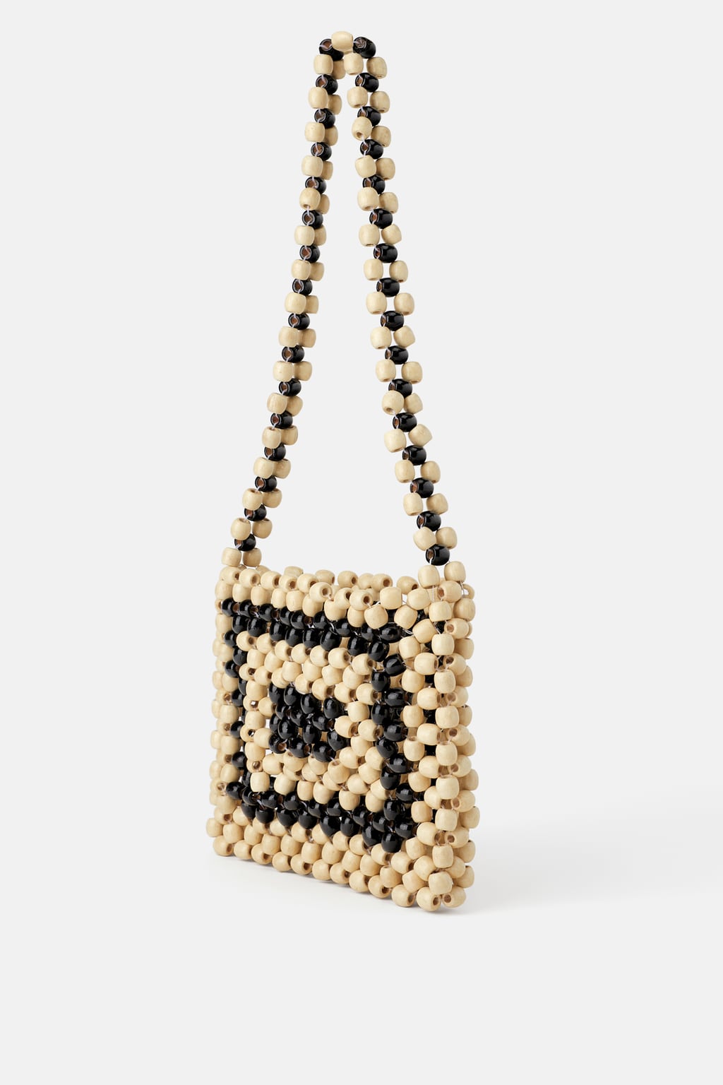 No falla. Llega el buen tiempo y los bolsos de bolitas reviven. Si el año pasado no conseguiste el tuyo, este es el momento. En Zara puedes encontrar varios estilos. (39,95 euros).