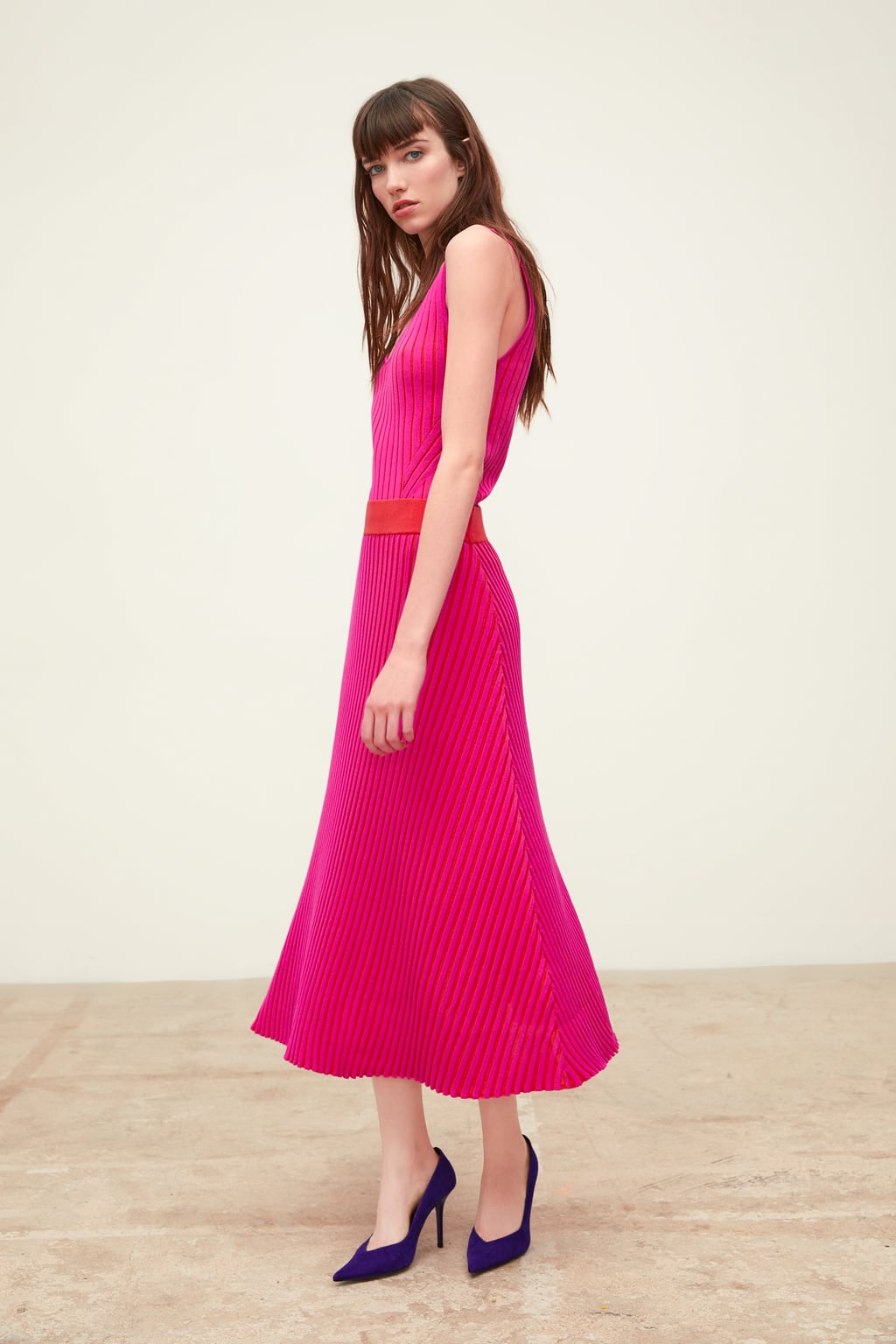 ¿Qué te parece la microtendencia bicolor 'rosa-rojo' que propone Zara para esta temporada? Algunas influencers ya se han atrevido... Top: 15,95 euros. Falda: 25,95 euros.