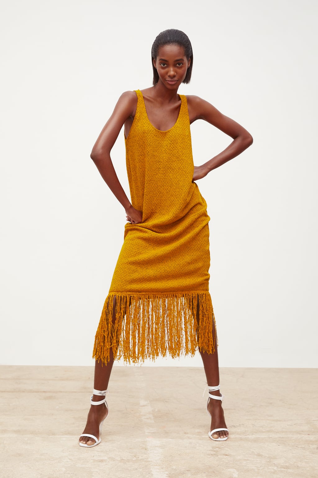 Faldas, vestidos e incluso pantalones se han transformado en Zara gracias a los flecos. Una tendencia muy veraniega y original que ya nos hace soñar con el buen tiempo. Vestido 25,95 euros.