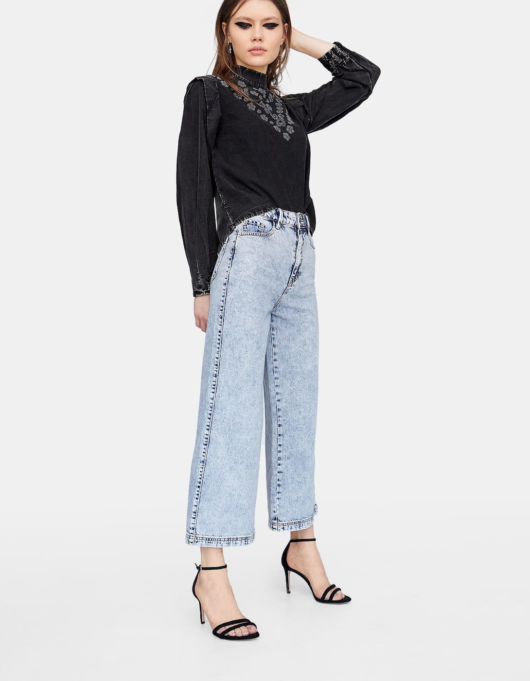 Parece que los jeans culotte borran la silueta, pero no es así. Tienes que hacerte con unos como estos de Stradivarius: ajustados en la parte del trasero y relajados en las piernas. Con ellos te marcarás una cintura súper sexy. (25, 99 euros).