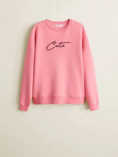 Sudadera de terciopelo con mensaje de Mango. (22,99 euros).