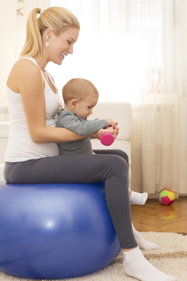 Una de las partes más importantes de la recuperación, y para evitar dolor de espalda, es  mantener una postura erguida . Para ello, puedes ponerte de pie o sentarte en un balón medicinal con la espalda recta (a ser posible frente a un espejo). Trata de hacer dos fuerzas a la vez: una la de los pies hacia el suelo, y otra de cintura a hombros tratando de tirar hacia arriba como si alguien te estirara la coleta hacia el techo. Mantén las piernas un poco dobladas para no forzar la pelvis. Haz el ejercicio  durante 3 minutos y repítelo durante tres veces al día : mañana, tarde y noche.