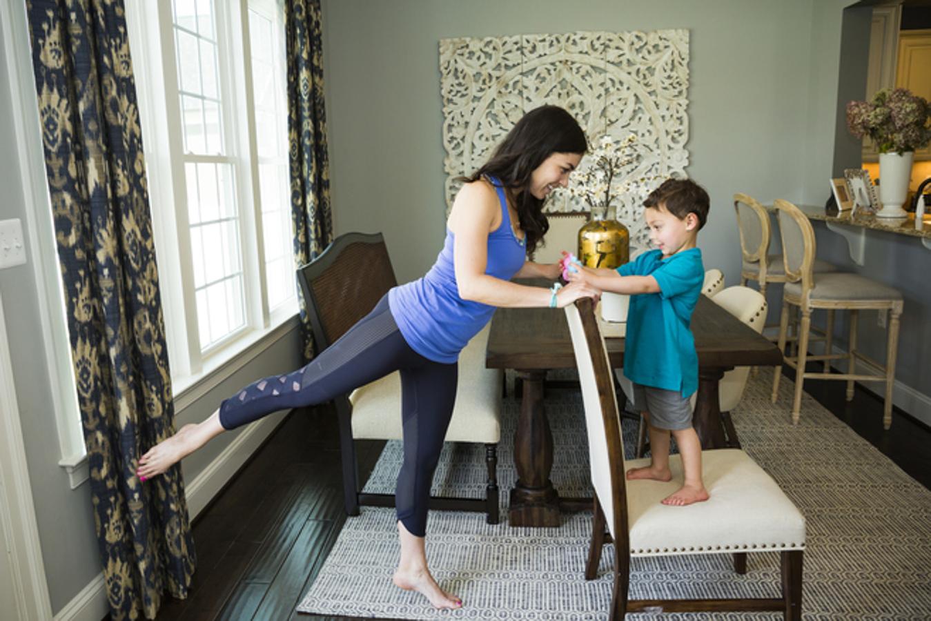 Este ejercicio te permitirá ejercitar al mismo tiempo abdomen, glúteos, brazos y piernas. De pie apóyate sobre una pierna, e inclina la otra para contraer un poco el glúteo (ayúdate de una silla si lo necesitas para mantener el equilibrio). Levanta el brazo contrario a la pierna hasta conseguir formar un ángulo de 180 grados. Aguanta el equilibrio tirando de tu cuerpo.  Repite 6 veces con cada pierna, tres veces al días.