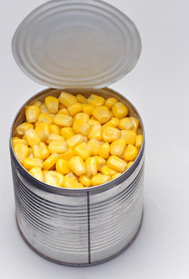 Las latas tienen líquido en su interior con el que se conservan los alimentos, pero cuando este se congela,  se infla y adquiere un volumen mayor al de la capacidad del envase . La lata terminará explotando y tendrás el congelador hecho un desastre.