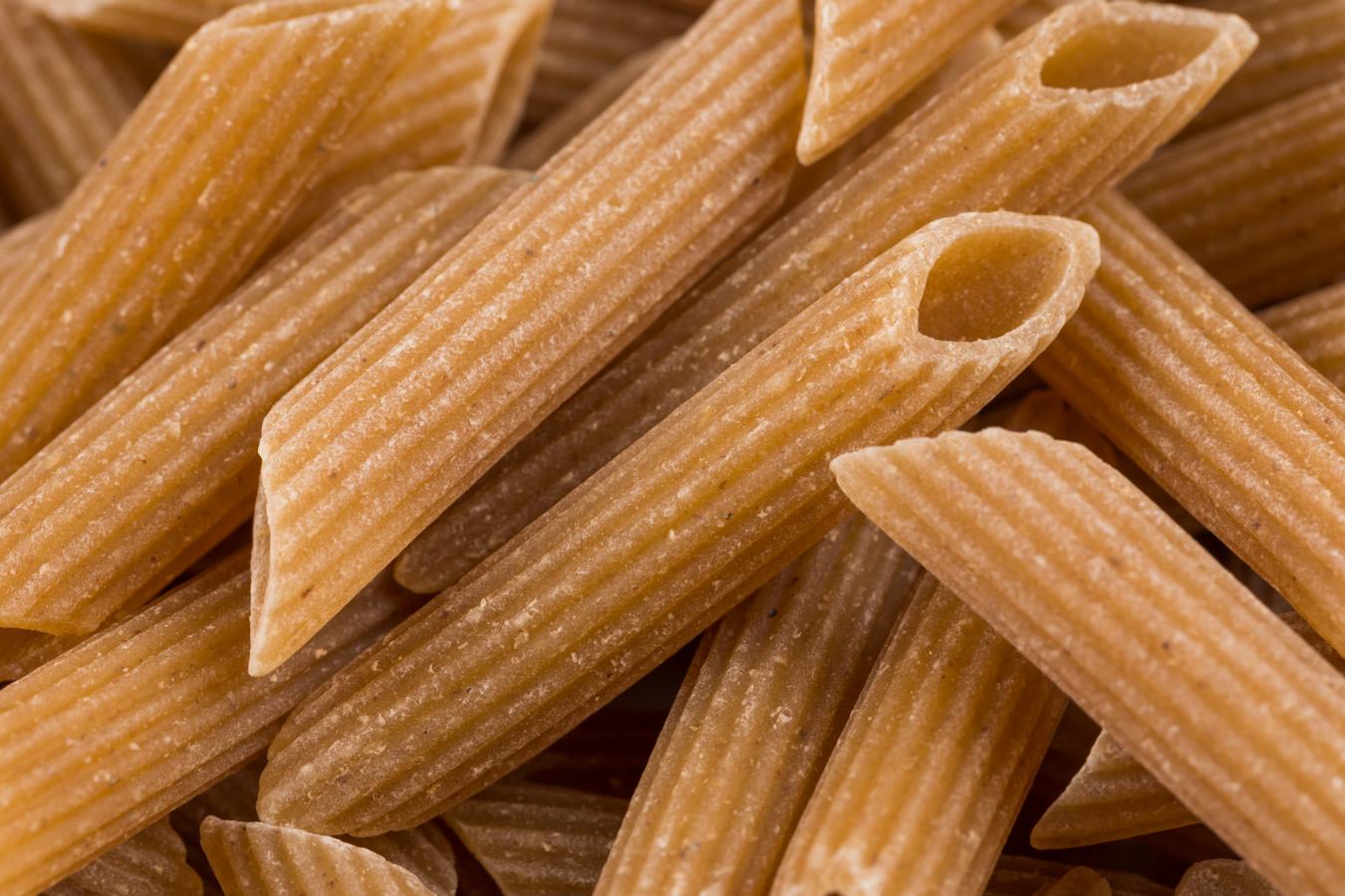 Al descongelar un plato de pasta, el alimento se quedará con una  textura gomosa y poco apetecible . Además, perderá los nutrientes (hidratos de carbono y vitaminas E y B) que aporta en sí la pasta fresca, .