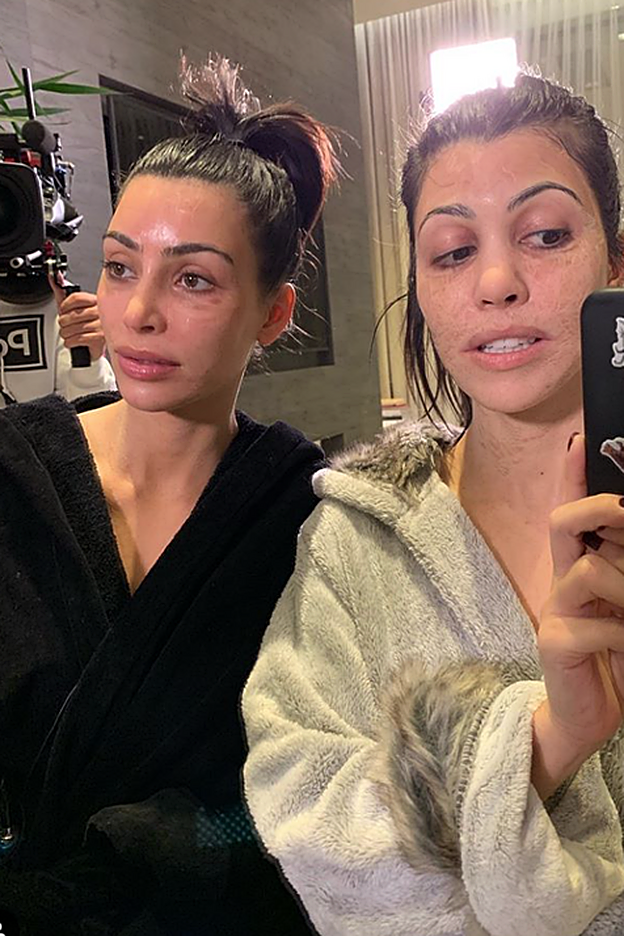 La horripilante cara de las Kardashians con su mascarilla coreana puesta.