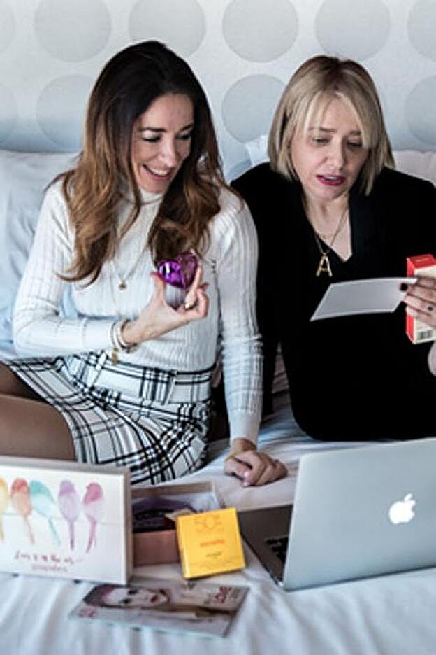 A la izquierda María José Cayuela y a la derecha Arantza González.