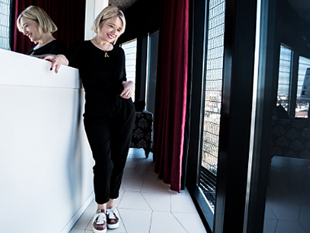 Arantza González, organizadora del Cosmetik Trip, en la suite del hotel Barceló Raval