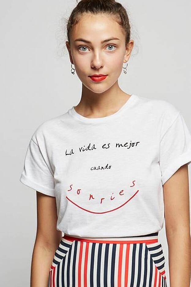 Camiseta con mensaje 'La vida es mejor cuando sonríes', 29,90 euros.