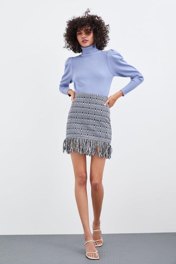 Falda mini con detalle de flecos en el bajo y cintura elástica, 9,95 euros.