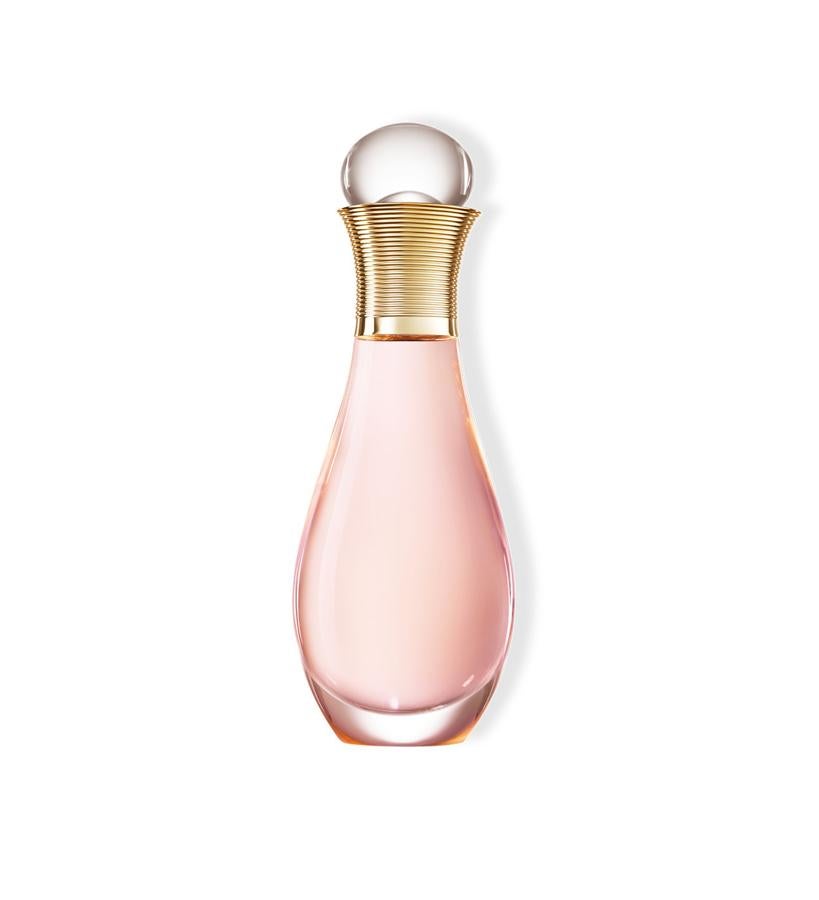 En su ánfora nómada este perfume para el cabello te acompañará allá donde vayas. En un solo gesto, ilumina el cabello y le aporta la estela fresca y floral del perfume de la maion: la naranja sanguina, jugosa y chispeante, el verdor embriagador del neroli de Grasse, el temperamento sensual de la rosa de Damasco. (42 €).