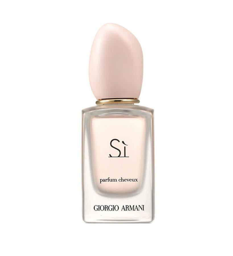 Un sutil perfume para el cabello que combina la gracia y la delicadeza de una de las fragancias más celebradas del diseñador italiano. La nota de apertura, el néctar de grosella negra, le da al pelo el sabor del toque gourmand, y los acordes florales, rematan un perfume verdaderamente increíble para aromatizar el pelo. (38 €).