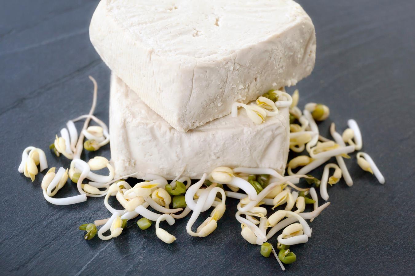 El tofu, un producto parecido al  queso  blanco hecho de cuajada de soja, es una buena fuente de proteínas y contiene todos los aminoácidos esenciales que nuestro cuerpo necesita para sintetizar proteínas. Es una fuente de calcio, hierro, manganeso, selenio, fósforo, magnesio, zinc y cobre.