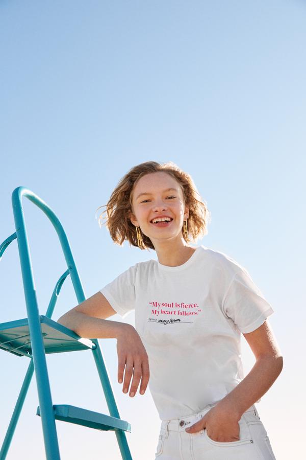 Camiseta feminista con el mensaje 'My soul is fierce, my heart follows', de P de Paola.