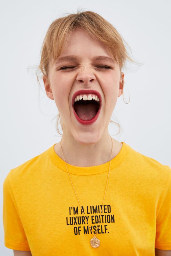 Camiseta feminista con el mensaje 'I'm a limited luxury edition of myself', de Zara (5.99 euros).