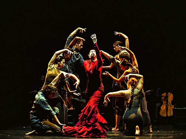 Cartel del festival y momento del espectáculo Oda al tiempo, de María Pagés.