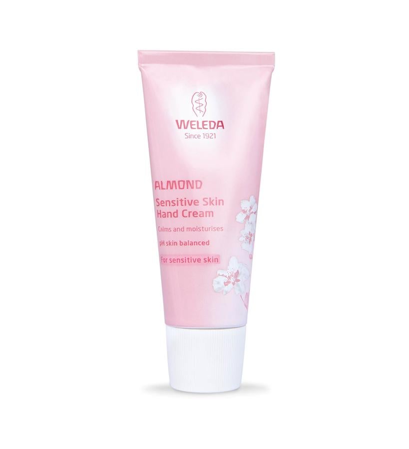 Al aprovechar las propiedades calmantes y revitalizantes del  aceite de almendras, la loción envuelve la piel de una capa nutritiva, proporcionando una hidratación duradera, mientras que la barrera protectora de la piel protege frente a los agresores y los elementos ambientales. La loción calmante se absorbe rápidamente para tonificar la piel, combatir la tirantez y reducir el enrojecimiento. Deja la piel de las manos equilibrada, bien hidratada y protegida. (13,95 €).
