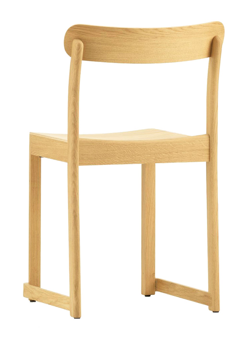 En Estocolmo también notamos que el espíritu de Alvar Aalto sobrevuela esta silla bautizada con el nombre de Atelier y diseñada por TAF Studio.