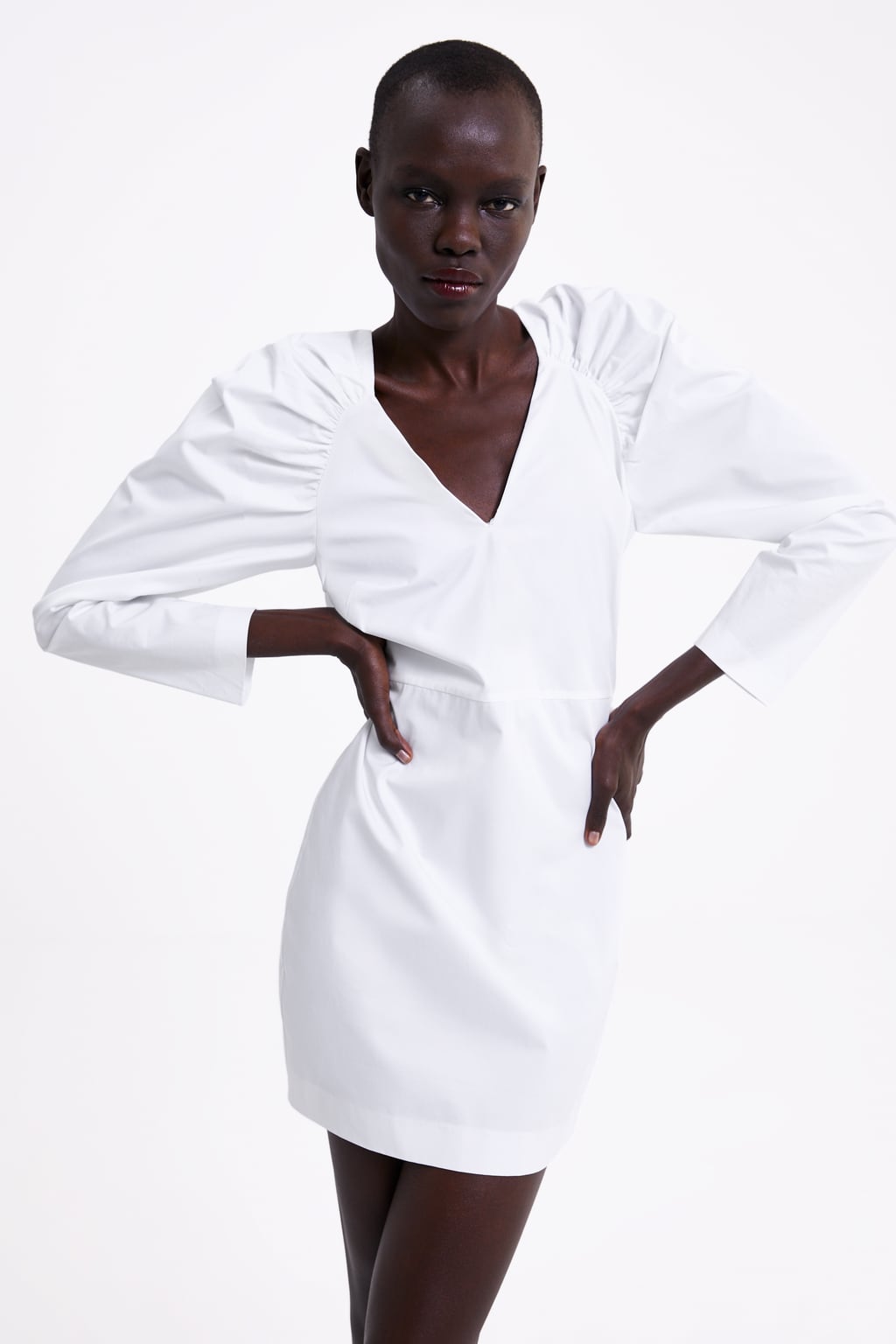 ¿Noche de chicas? Este vestido con escote de pico ultrasexy y mangas abullonadas lleva tu nombre. Con él sí querrás bailar toda la noche. (29,95 euros).