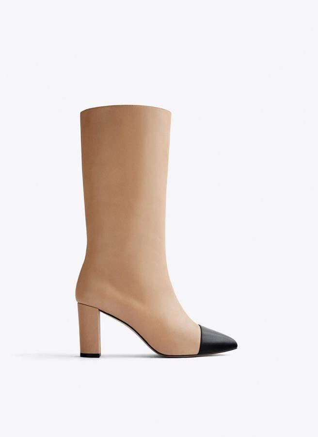 Botas bicolor con puntera y caña a media pierna. Se han quedado en 111,30 cuando antes costaban 159 euros.