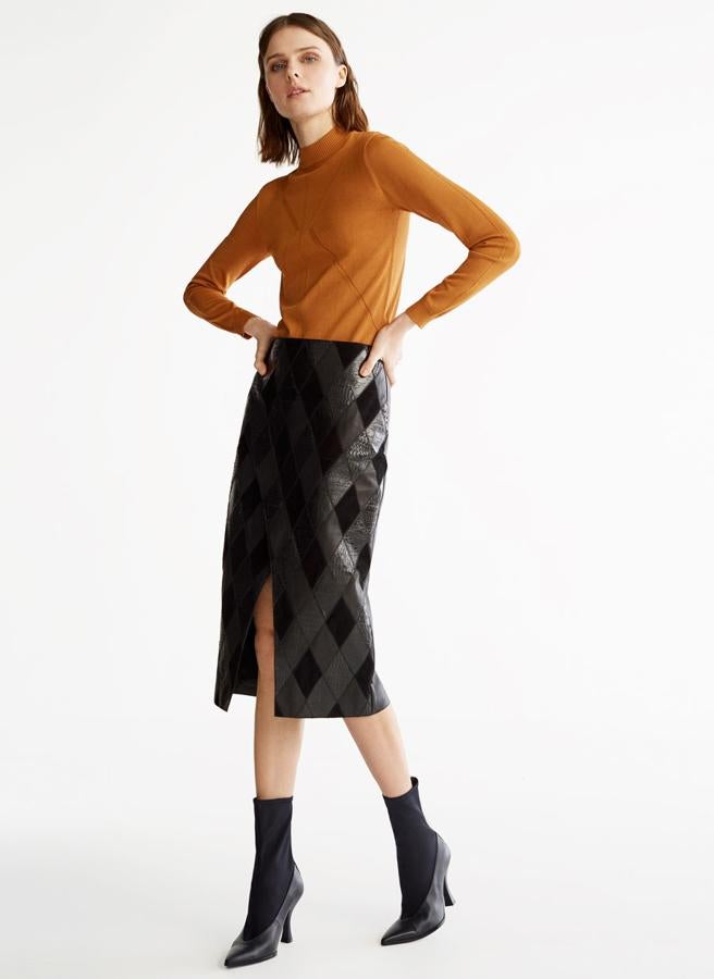 Falda de piel efecto "patchwork" con abertura, está rebajada de 199 a 139,30.