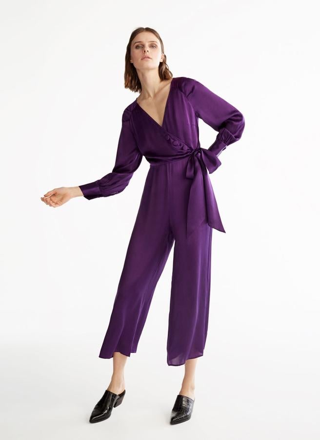 Mono de raso en morado brillante, con botonadura en cuerpo y puño, que antes costaba 179 euros y ahora, 125,30.