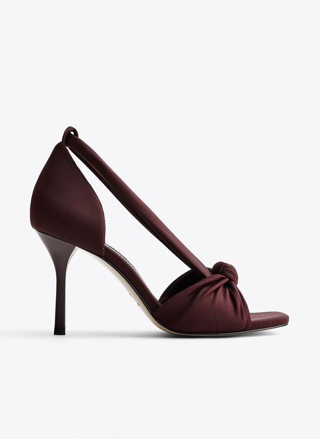 Sandalias de raso con detalle de nudo en tono marrón chocolate, antes costaban 89 euros y se quedan en 62,30.