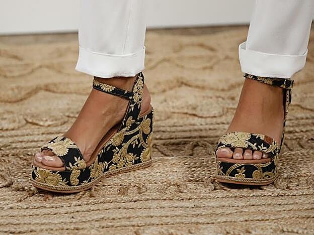 Sara Carbonero combinó su 'look' con estas cuñas con bordado en color dorado 'Loreto' cuyo precio es de 79,95 euros.