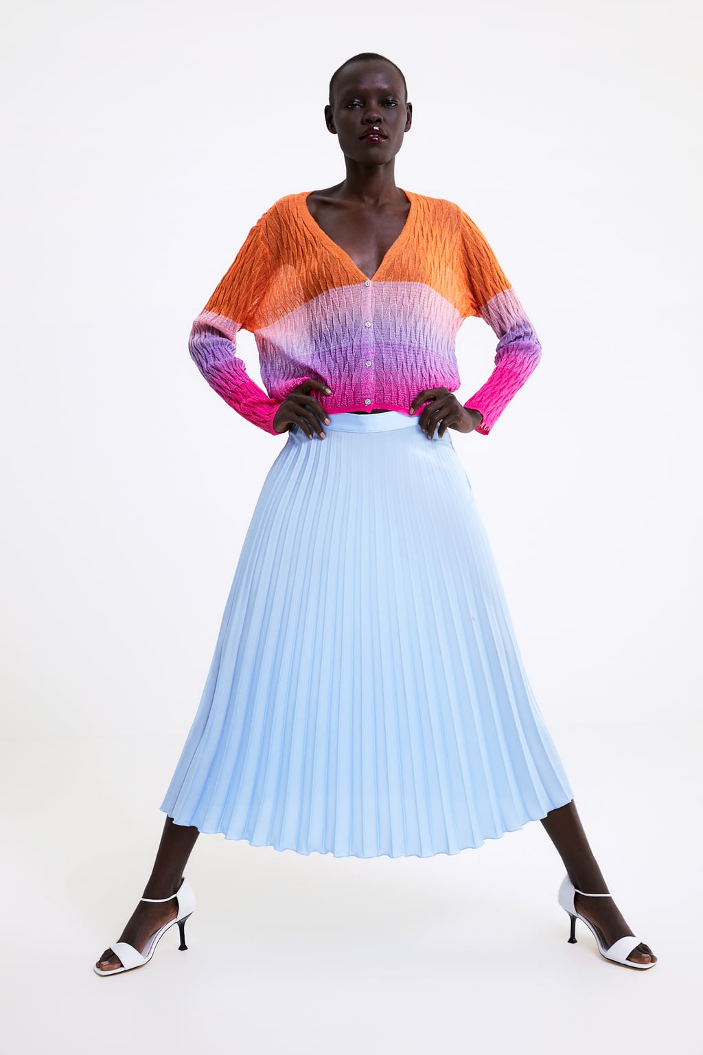 Falda plisada en color azul celeste de Zara: 25,95 euros.