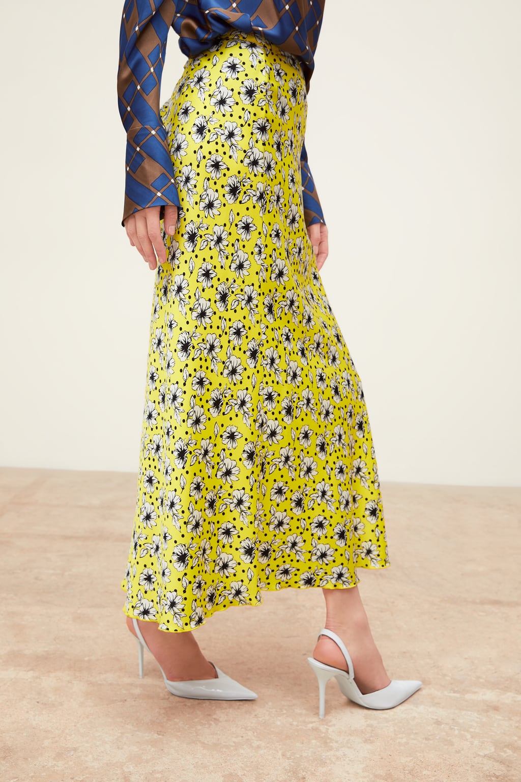 Falda larga con estampado floral: 29,95 euros en Zara.