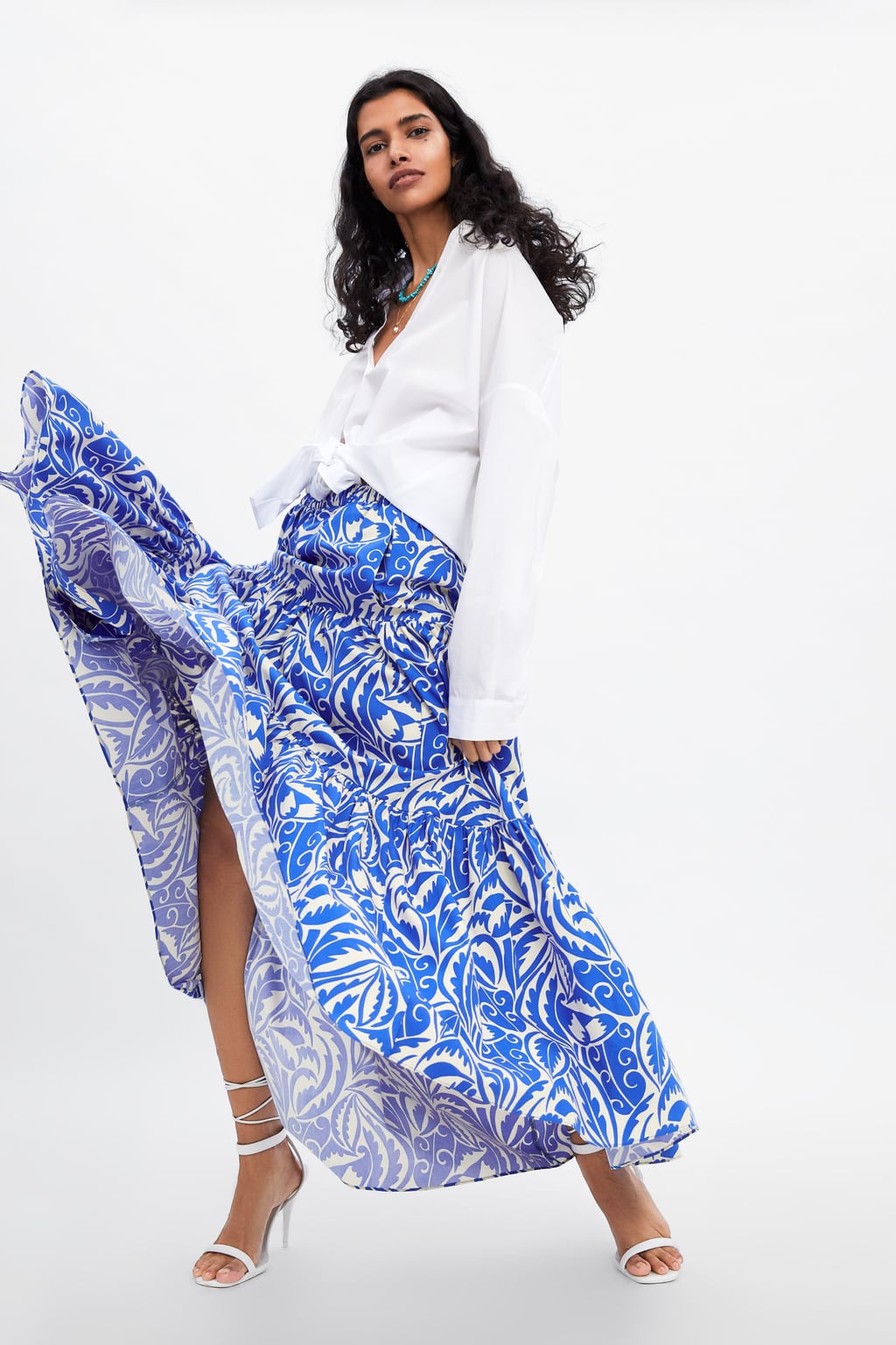 Falda larga en color azul y beige: 49,95 euros en Zara.