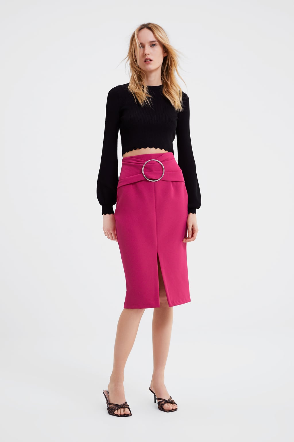 Falda de tubo con hebilla de Zara: 25,95 euros.