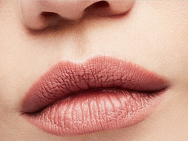 Una muestra de cómo queda el labial Velvet Teddy sobre la piel clara.