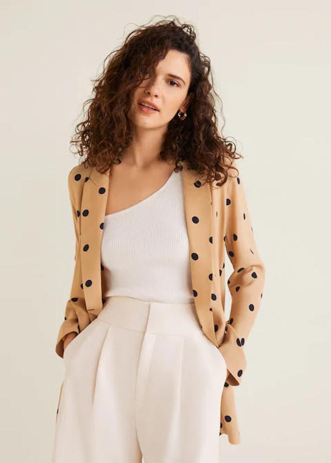 Americana estructurada con botones y estampado de lunares, 39,99 euros.