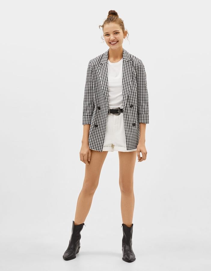 Blazer vichy de manga tres cuartos y estampado de cuadros, 29,99 euros.
